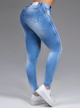 Load image into Gallery viewer, Blue jeans
